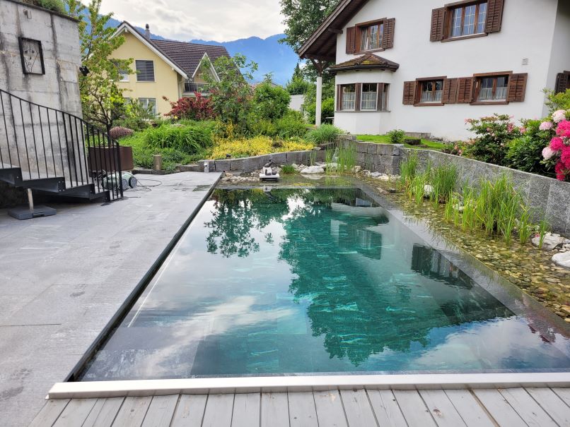 Naturpool Auskleidung mit Granitplatten 
